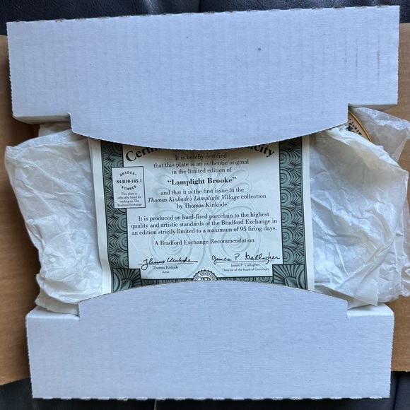 Thomas Kinkade Lamplight Brooke Collector Plate – Lamplight Village #1 - Picture 8 of 8